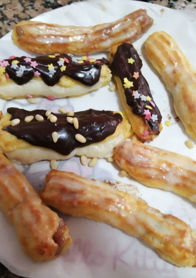 Una foto de Eclair rellenos de crema pastelera y crema chocolate