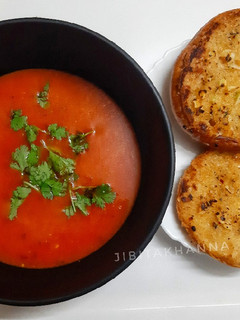 A picture of Tomato soup with Garlic Butter toasted bread.