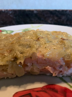 Una foto de Salmón con salsa de cebolla