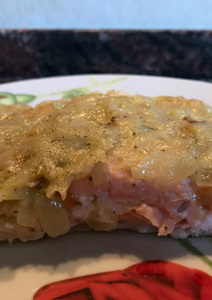 Una foto de Salmón con salsa de cebolla