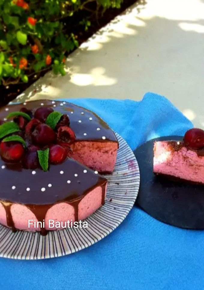 Una foto de Tarta mousse de cerezas y chocolate