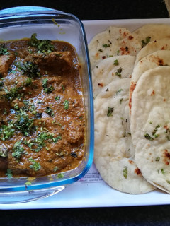 A picture of Chicken curry with tandoor roti.