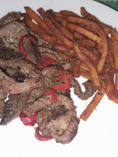 Una foto de Carne con papas