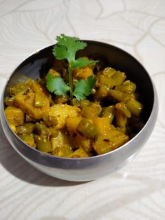 फ्रेंच-बीन्स आलू की सब्ज़ी(Franch beans aloo ki sabzi recipe in Hindi) रेसिपी मुख्य फोटो
