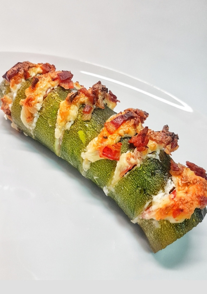Una foto de Calabacin relleno de queso y bacon