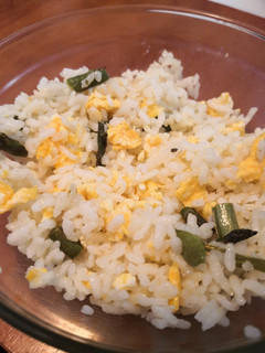 Una foto de Arroz con espárragos y huevo