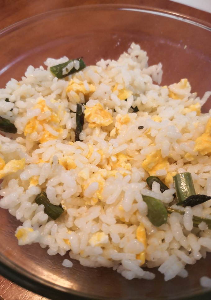 Una foto de Arroz con espárragos y huevo