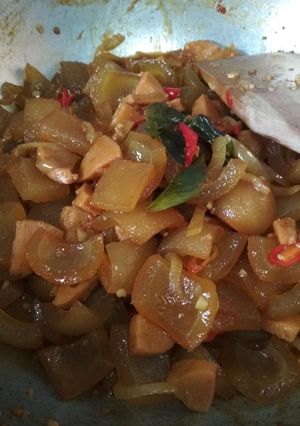 Foto resep Oseng kikil dan sosis