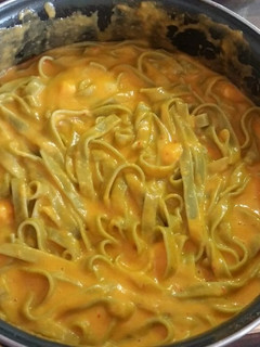 Una foto de Tallarines de espinacas con salsa de calabaza naranja 😋