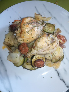 Una foto de Pollo, chorizo y vegetales al horno