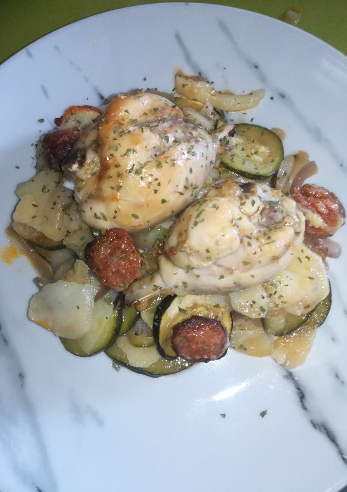Una foto de Pollo, chorizo y vegetales al horno