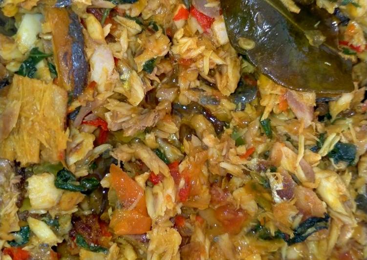 Resep Ikan layang suwir kemangi pedas yang Lezat Sekali