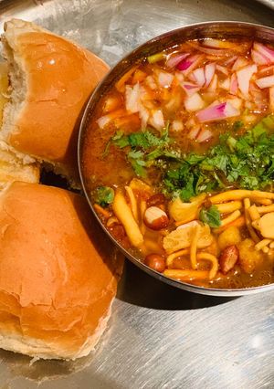 A picture of Misal paav.