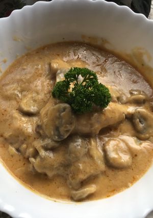 Una foto de Pollo con champiñones