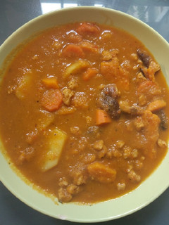 Una foto de Estofado de calabaza y patata con verduras y soja texturizada