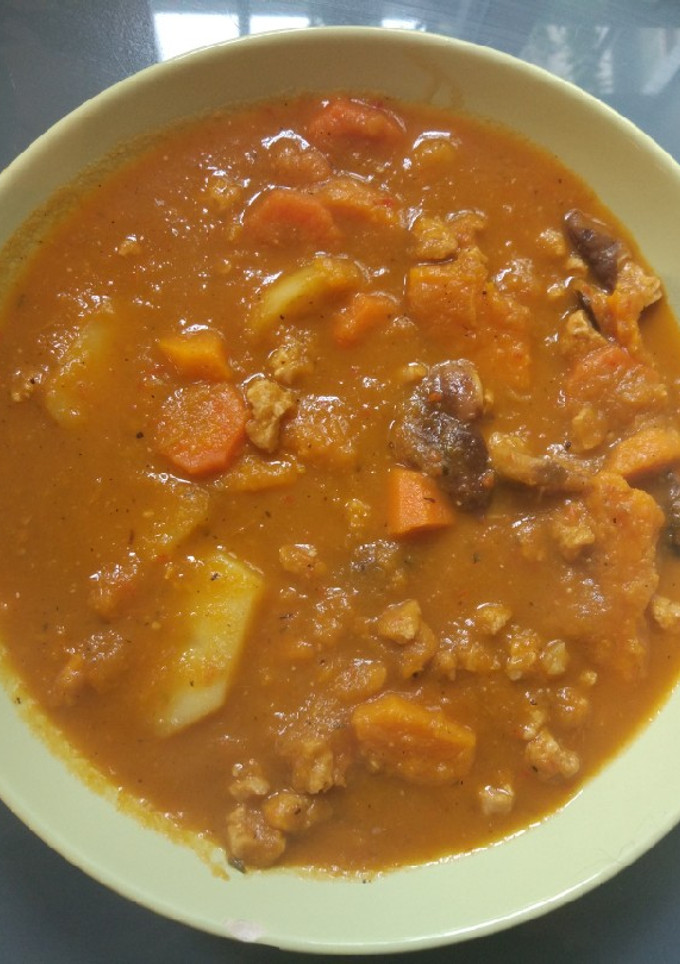 Una foto de Estofado de calabaza y patata con verduras y soja texturizada