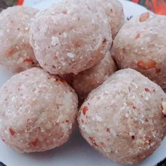 A picture of Peanut ladoos.