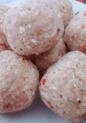 A picture of Peanut ladoos.