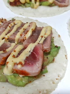 Una foto de Tacos de tataki de atún, pico de gallo y mayonesa de ají amarillo
