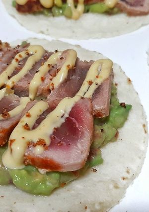 Una foto de Tacos de tataki de atún, pico de gallo y mayonesa de ají amarillo