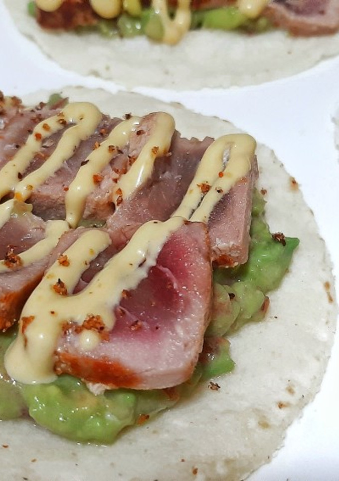 Una foto de Tacos de tataki de atún, pico de gallo y mayonesa de ají amarillo