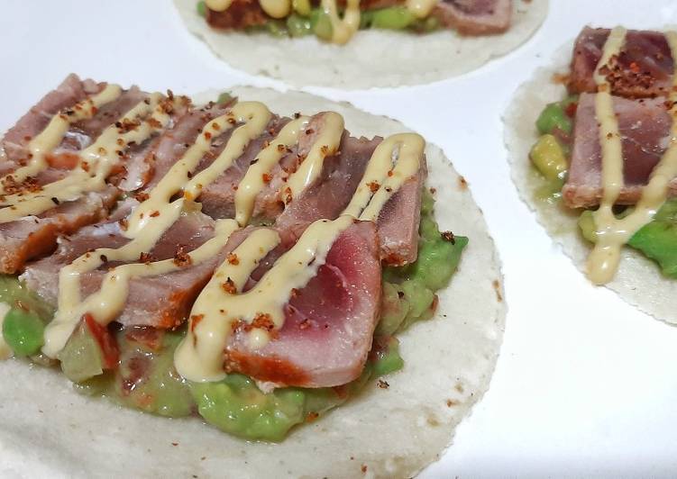 Tacos de tataki de atún, pico de gallo y mayonesa de ají amarillo
