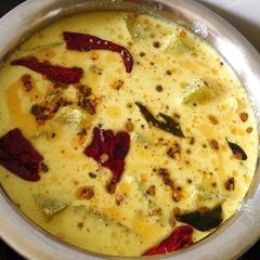 A picture of White pumpkin curry(mor kozambhu).