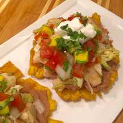 Una foto de "Tostadas" Deliciosas de Pollo en Patacón