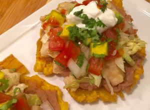 Una foto de "Tostadas" Deliciosas de Pollo en Patacón