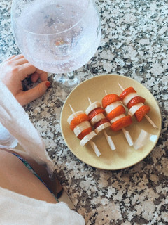 Una foto de Brochetas de Fresa y Plátano - GinTonic de Fresa