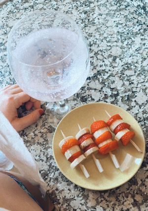 Una foto de Brochetas de Fresa y Plátano - GinTonic de Fresa