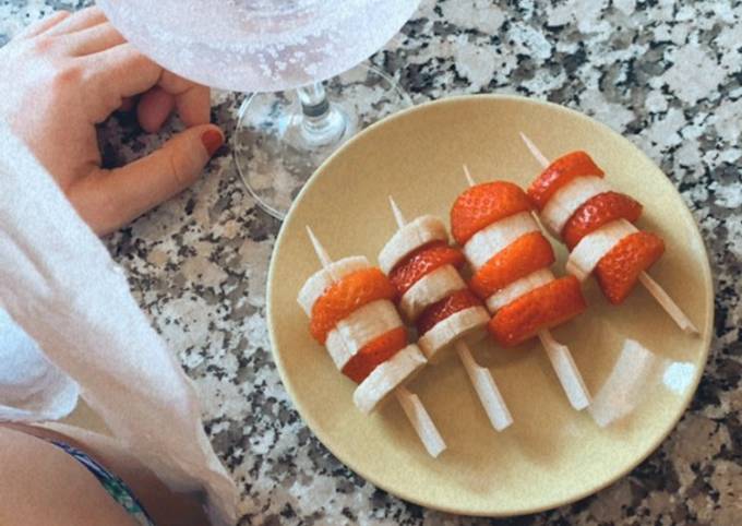 Brochetas de Fresa y Plátano - GinTonic de Fresa Receta de Nayara Guzmán-  Cookpad