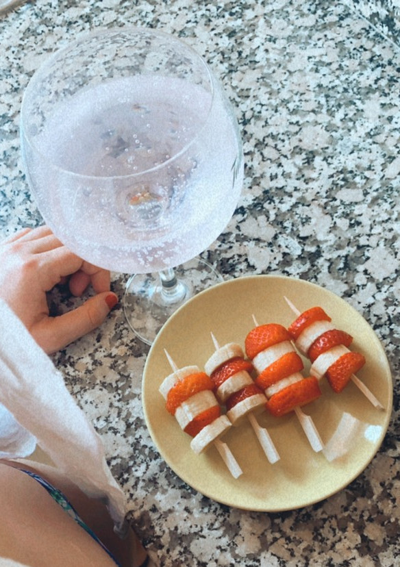 Una foto de Brochetas de Fresa y Plátano - GinTonic de Fresa