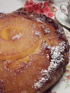 Una foto de Tarta invertida de mango y piña