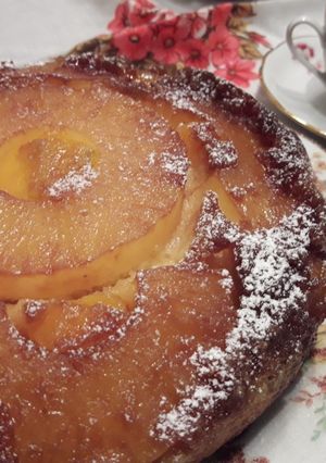 Una foto de Tarta invertida de mango y piña