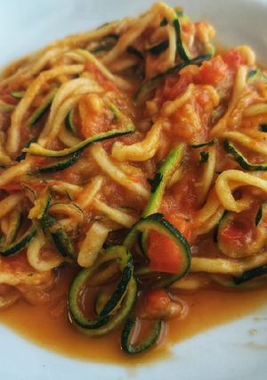 Foto de "Zoodles" com Molho de Tomate e Pimento