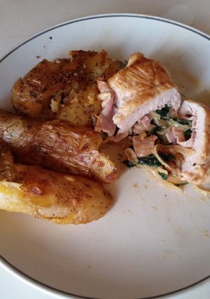 Una foto de Pechuga de pollo rellena con papas aplastada❤