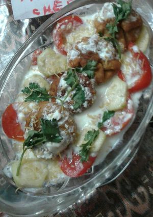 A picture of Khasta kachori chat.