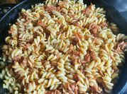 Una foto de pasta con mortadela