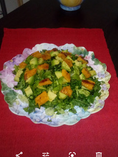 Una foto de Ensalada de Palta Espinacas y Calabaza