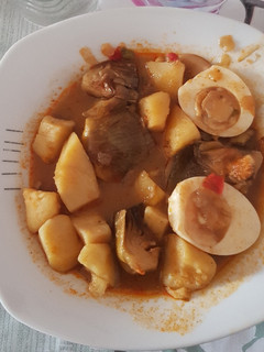 Una foto de Patatas y Alcachofas con sepia y huevo duro