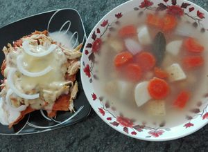 Una foto de Comida completa: caldo de pollo y chilaquiles express