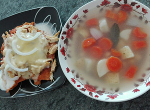 Una foto de Comida completa: caldo de pollo y chilaquiles express
