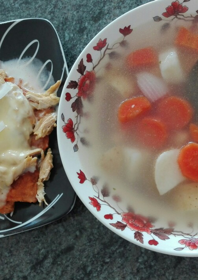 Una foto de Comida completa: caldo de pollo y chilaquiles express