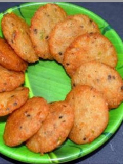 பொரிச்ச பத்ரி(fried pathiri) (Poricha pathiri recipe in tamil) செய்முறை முக்கிய புகைப்படம்