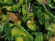 Una foto de aderezos para ensalada de espinaca
