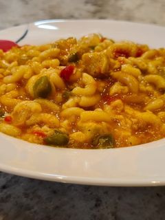 Una foto de Fideuá de pollo al curry