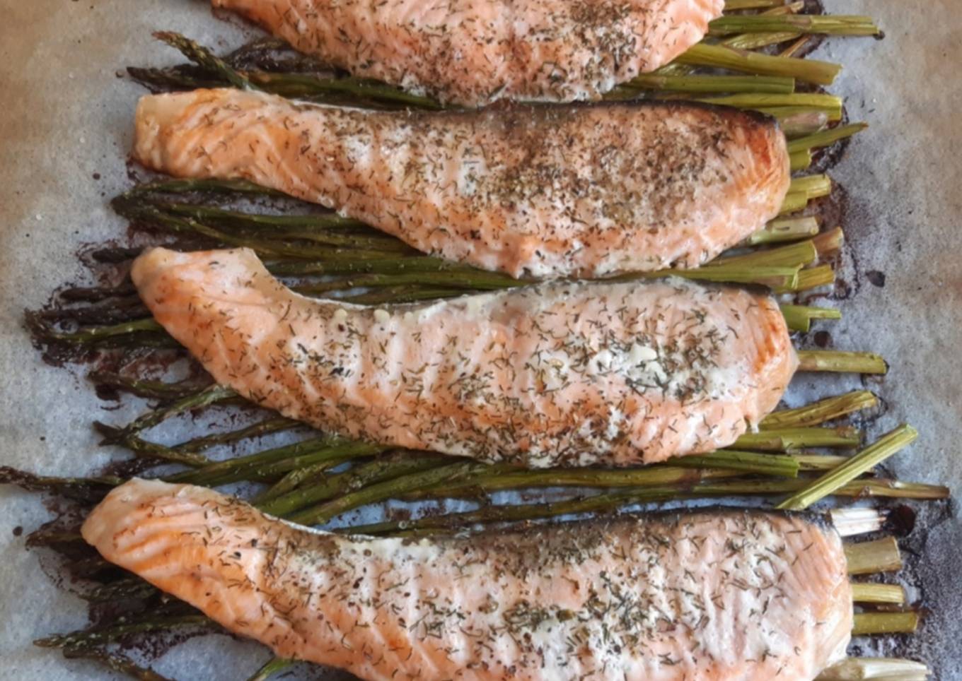 Salmón al horno con espárragos verdes y calabacín