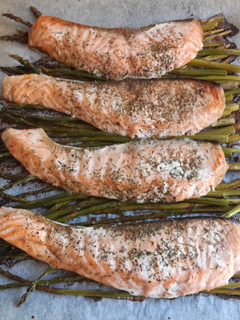 Una foto de Salmón al horno con espárragos verdes y calabacín