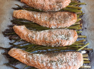 Foto principal de Salmón al horno con espárragos verdes y calabacín